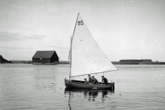 De Voelse Jol op de Zaan bij pakhuis Koome. Jaap van der Horst, Jaap Kr en 2 gasten uit Engeland