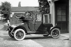 Dokter Vrindenberg was de eerste arts in de Zaanstreek met een auto. Hoek Vermaningspad in Koog aan de Zaan