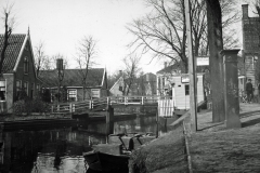 Koogersluis met sluiswachtershuisje van schoenmaker K. Zwart