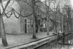 Versierd gemeentehuis in Zaandijk t.g.v. bezoek koningin Wilhelmina en haar moeder in 1899