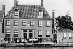 Weeshuis Wormerveer in 1857. Opgericht door verbouwing van een koopmanshuis uit 1727