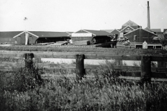 Zaandam Westzijderveld Houthandel van Doesburgh en Co in 1935. Liquidatie houtbedrijf- en zagerij Fa. Van Doesburgh en Co op 11 maart 1936. Het gehele personeel ontslagaangezegd.