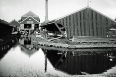 Houtzagerij De Vlijt. Zaandam Westzijderveld Houthandel van Doesburgh en Co in 1935. Liquidatie houtbedrijf- en zagerij Fa. Van Doesburgh en Co op 11 maart 1936. Het gehele personeel ontslag aangezegd.