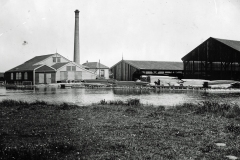 Zaandam Westzijderveld Houthandel van Doesburgh en Co in 1935. Liquidatie houtbedrijf- en zagerij Fa. Van Doesburgh en Co op 11 maart 1936. Het gehele personeel ontslag aangezegd.