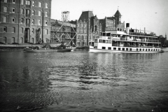 Rijstpellerij De Phoenix aan de Oostzijde in Zaandam. Op de voorgrond De Alkmaarder Packet.