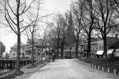 Hotel De Beurs op de Zuiddijk (bij de Dam) in Zaandam, 1850 (verbrand 1910).