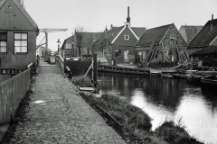 Noordervaldeursluis in Zaandam met op de achtergrond J. Ketel en Zn, zadenmakers