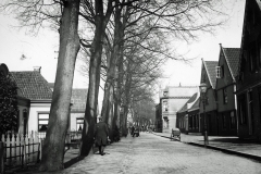 Westzijde tussen Verkade en het Papenpad in Zaandam. Rechts de stempelfabriek van Van Bruggen