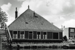 Zaandam. Ventje. De boerderij van de familie De Vries kort voor de sloop aan het einde van het Ventje en Gedempte Gracht. Het Ventje was een pad in het verlengde van de Gedempte Gracht.