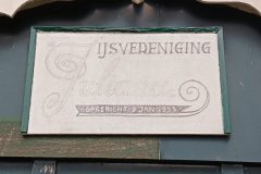 11.-naambord-van-de-IJsvereniging-Juliana-scaled