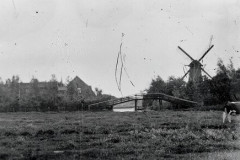 1915-de-brug-aan-het-einde-van-het-Sluispad-over-de-Dors-op-de-voorgrond-weiland-dat-later-Koogerpark-werd