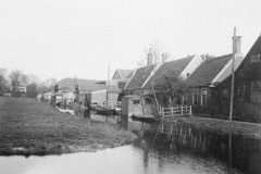 1920-het-Sluispad-rechts-links-het-weiland-van-Haremaker-wat-nu-het-IJsbaanterrein-is