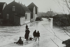 1920-schaatsen-op-de-hoek-van-de-Sluissloot-en-de-Dors-