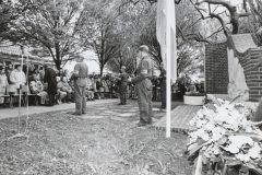 1991-publiek-bij-de-herdenkingsplechtigheid-scaled
