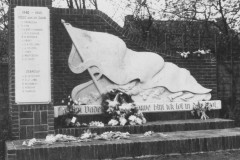 9.-1951-bloemen-bij-het-monument