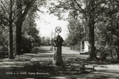 de-entree-aan-de-Hoogstraat-met-het-oorlogsmonument-op-de-achtergrond