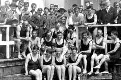 Onderlinge zwemwedstrijden in het Zaandijkerbad van de Gymastiek Vereniging Amsterdam op de terugtocht van Alkmaar