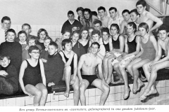 Een groep Nereus-zwemmers in het Sportfondsenbad Zaanland in het gouden jubileujaar 1962