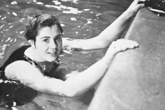 Jopie Waalberg vestigt een wereldrecord in het Zaandijkerbad op de 200 m schoolslag tijdens Nereus-jubileumwedstrijden in 1937