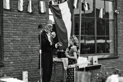 Feest op de tuinstraatschool tussen 1950-1955 ?? met goochelaar Wobbe.